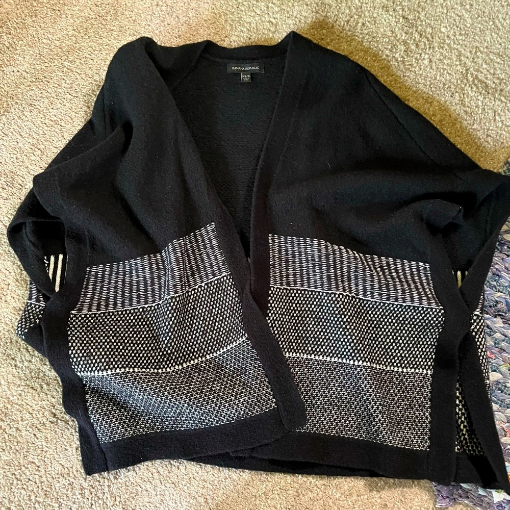 BANANA REPUBLIC Black and White OPEN PONCHO SWEATER; short-sleeves; SMALL